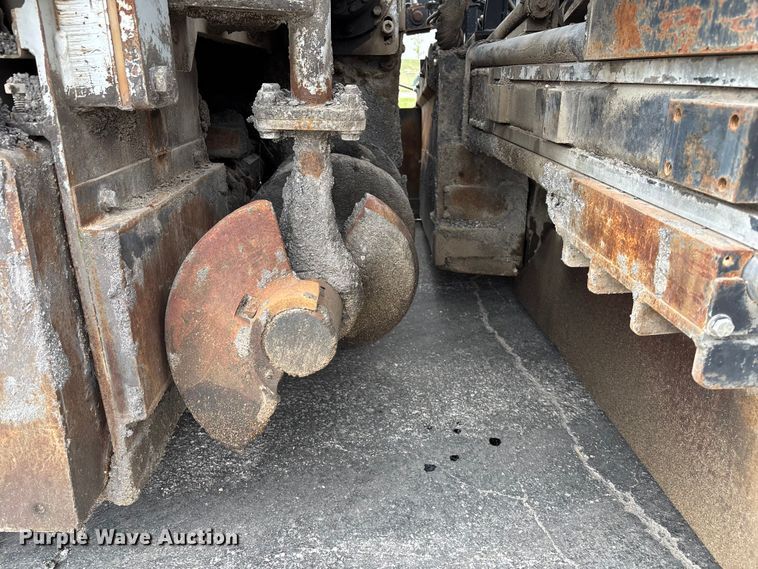 image for item EE4107 2009 RoadTec RP-175 paver