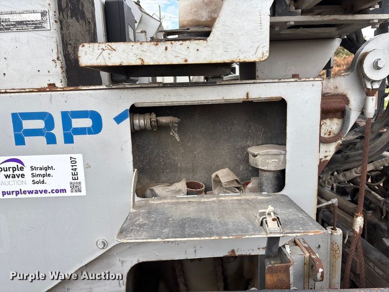 image for item EE4107 2009 RoadTec RP-175 paver