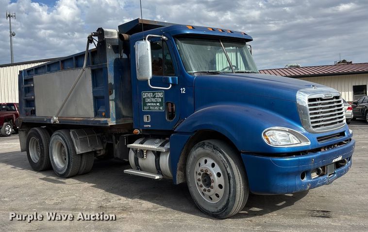 image for item EE4108 2007 Freightliner Columbia dump truck
