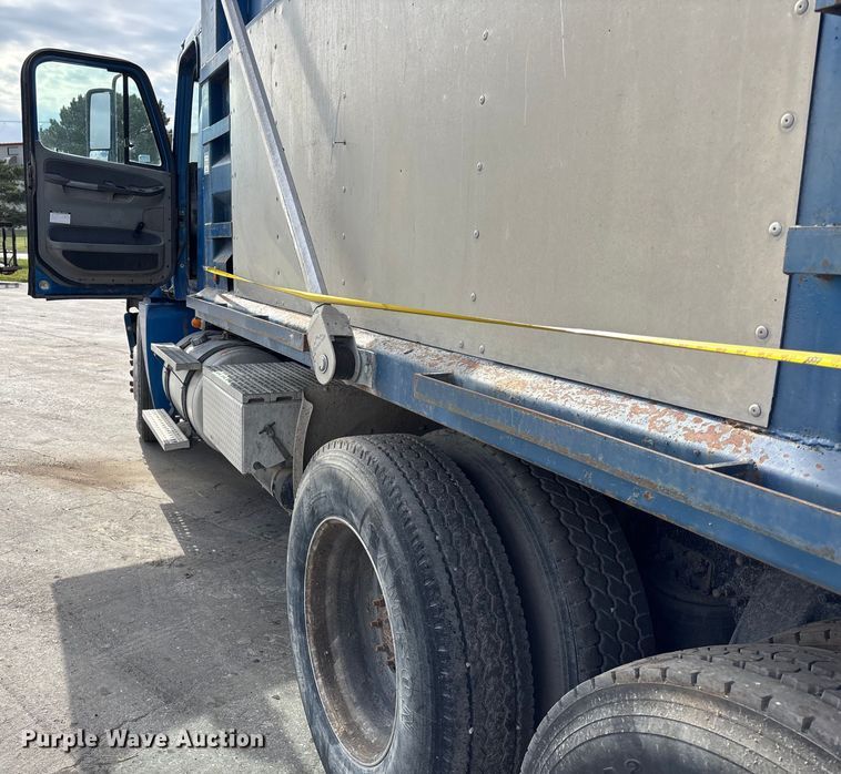 image for item EE4108 2007 Freightliner Columbia dump truck