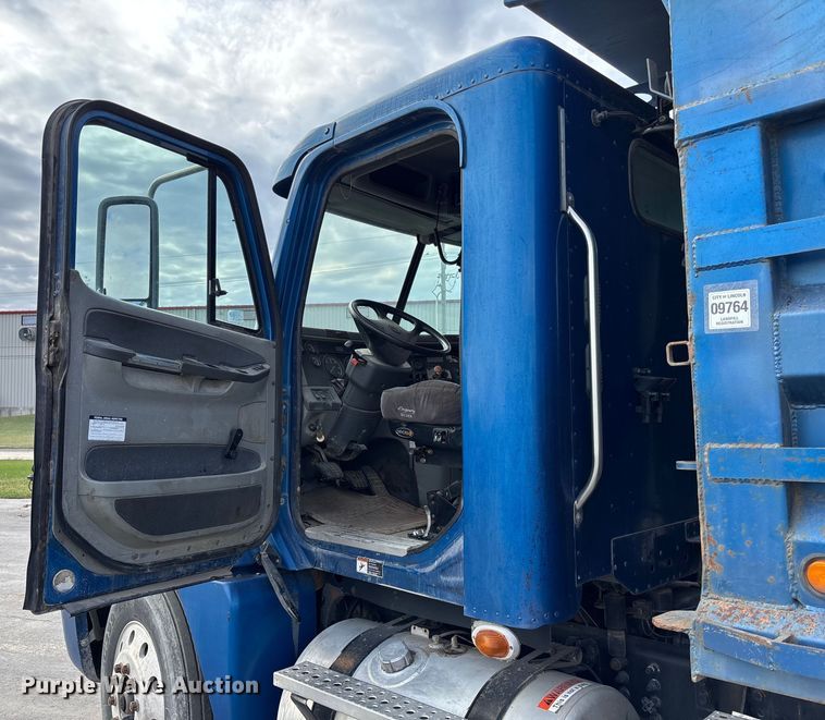 image for item EE4108 2007 Freightliner Columbia dump truck