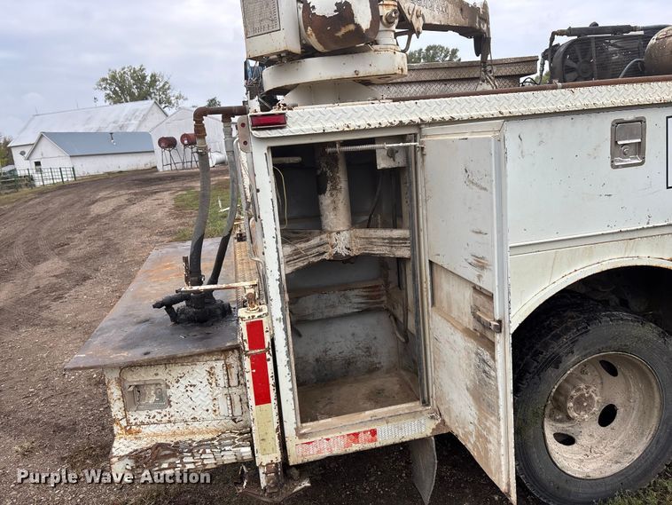 image for item EE4116 2001 Ford F550 utility / service truck