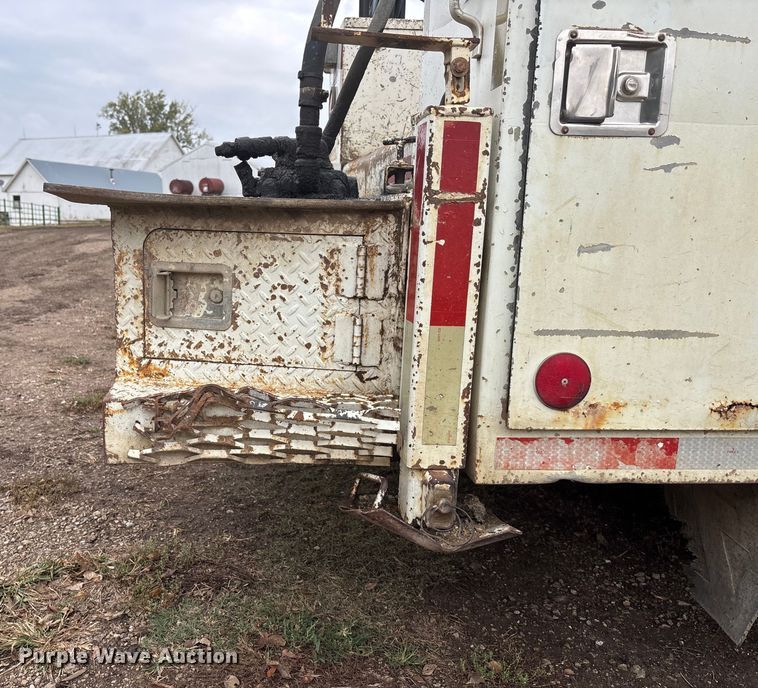 image for item EE4116 2001 Ford F550 utility / service truck