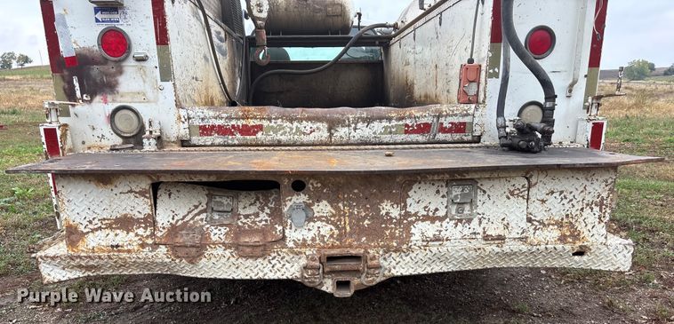 image for item EE4116 2001 Ford F550 utility / service truck