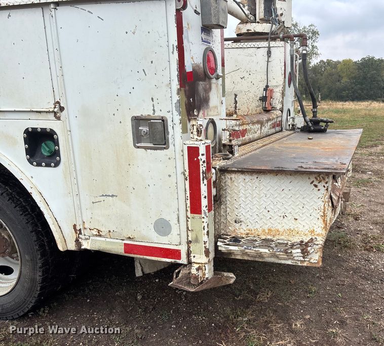 image for item EE4116 2001 Ford F550 utility / service truck