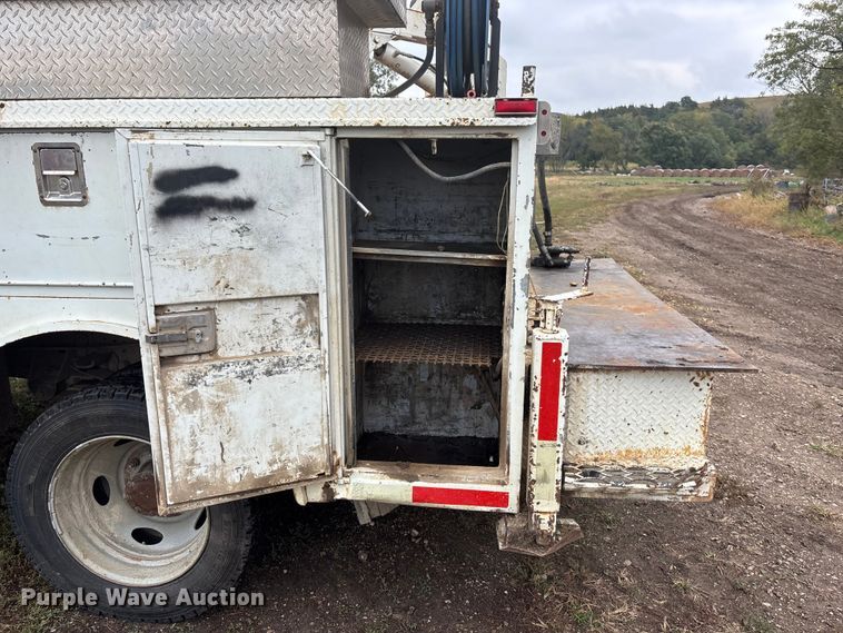 image for item EE4116 2001 Ford F550 utility / service truck