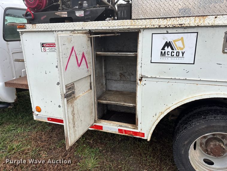 image for item EE4116 2001 Ford F550 utility / service truck