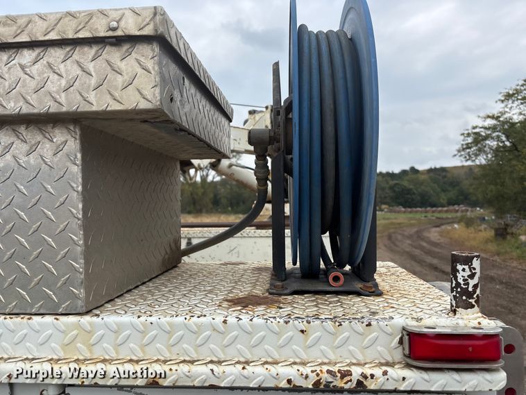 image for item EE4116 2001 Ford F550 utility / service truck