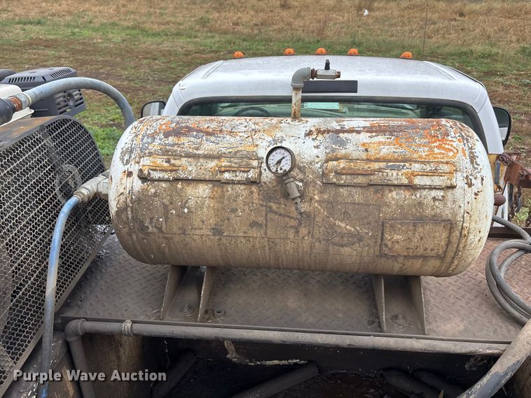 image for item EE4116 2001 Ford F550 utility / service truck