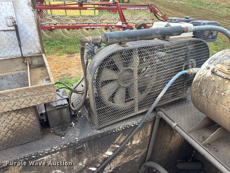 image for item EE4116 2001 Ford F550 utility / service truck