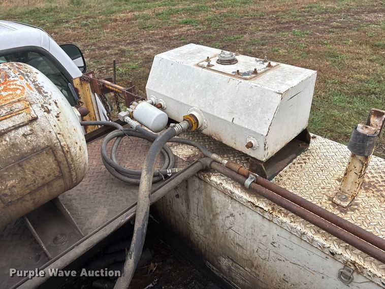 image for item EE4116 2001 Ford F550 utility / service truck