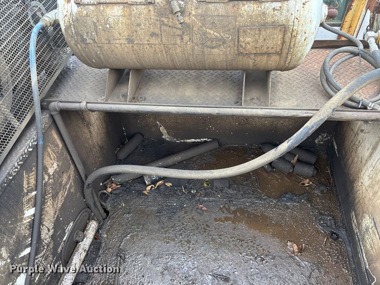 image for item EE4116 2001 Ford F550 utility / service truck