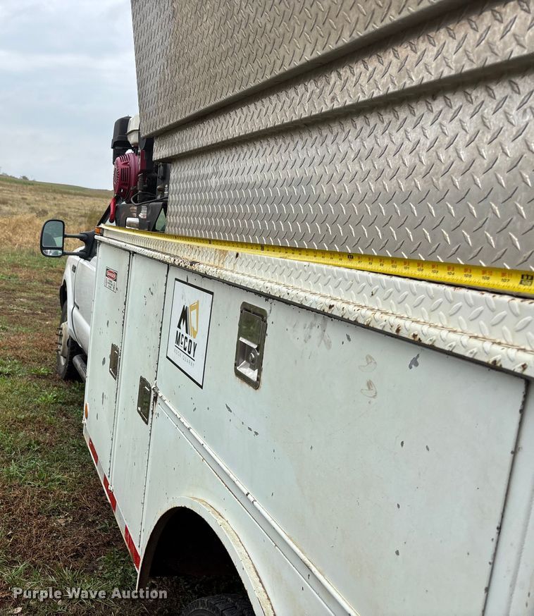 image for item EE4116 2001 Ford F550 utility / service truck