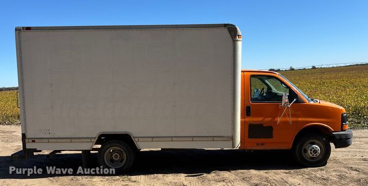 image for item EE4124 2006 GMC Savana box van