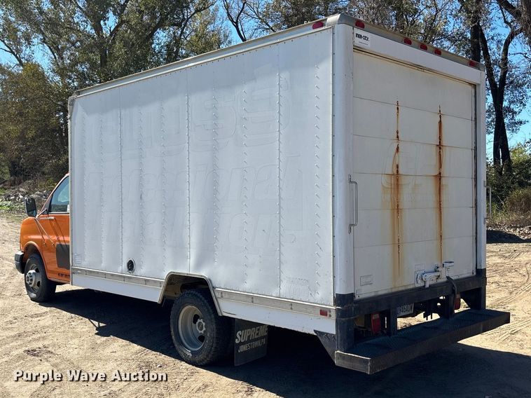 image for item EE4124 2006 GMC Savana box van