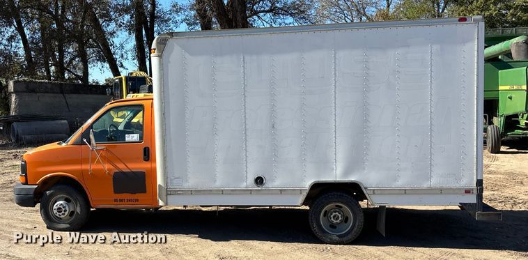 image for item EE4124 2006 GMC Savana box van