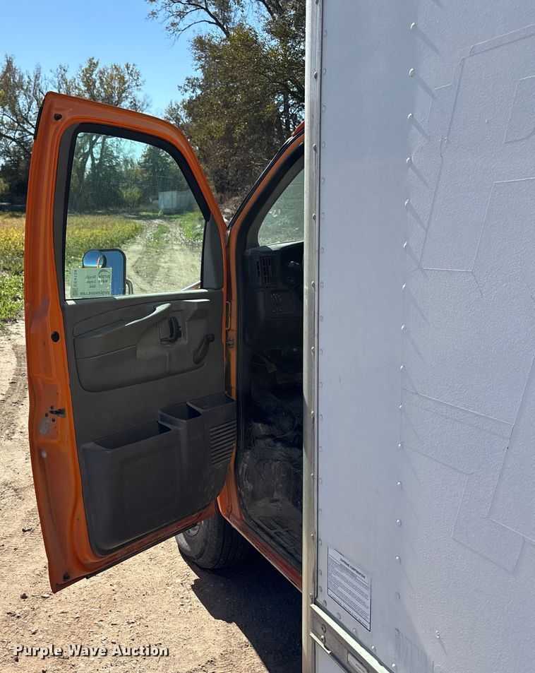 image for item EE4124 2006 GMC Savana box van