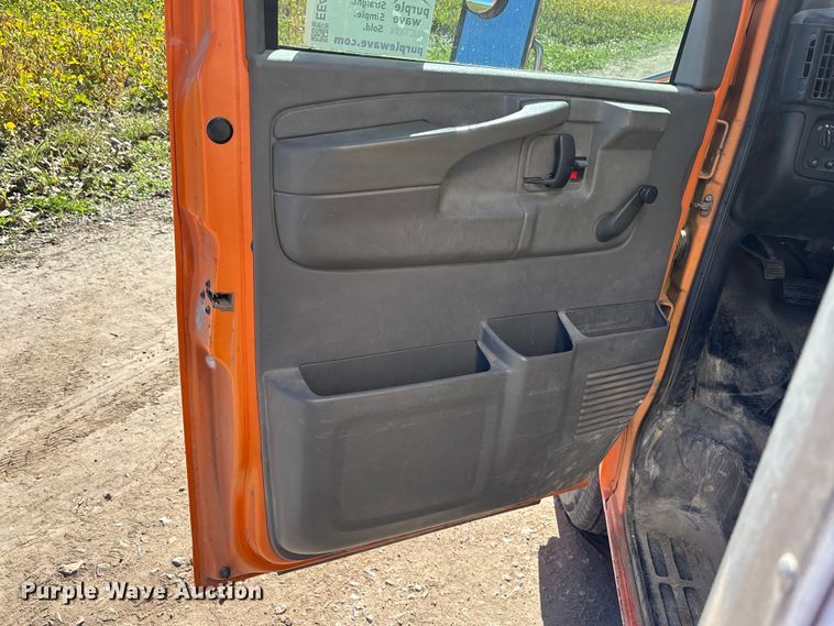 image for item EE4124 2006 GMC Savana box van