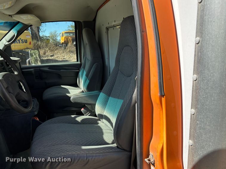 image for item EE4124 2006 GMC Savana box van