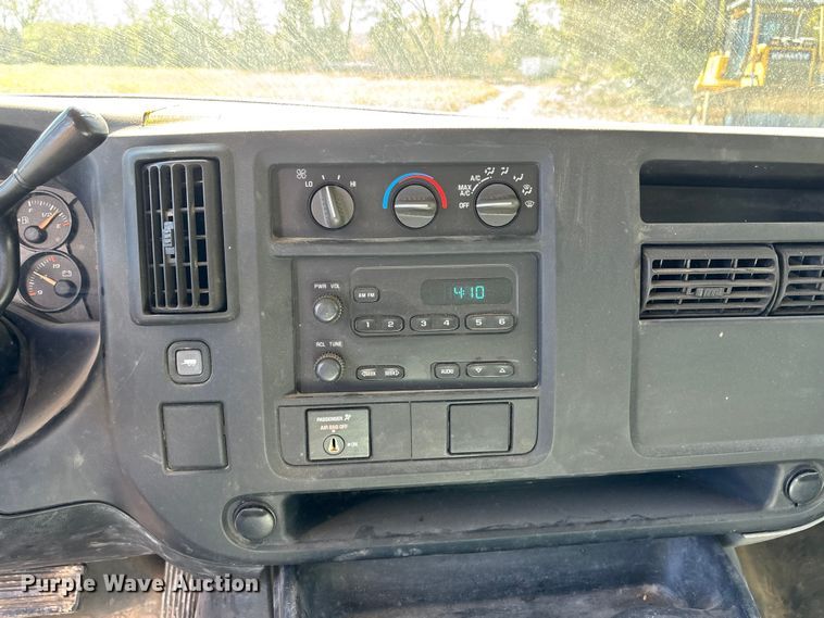 image for item EE4124 2006 GMC Savana box van