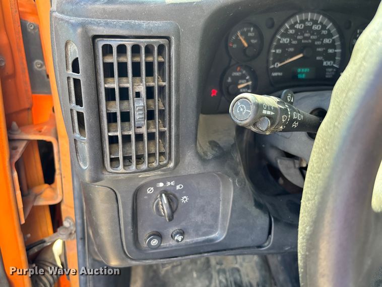 image for item EE4124 2006 GMC Savana box van