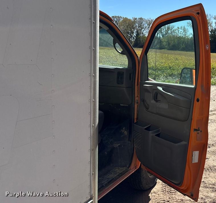 image for item EE4124 2006 GMC Savana box van