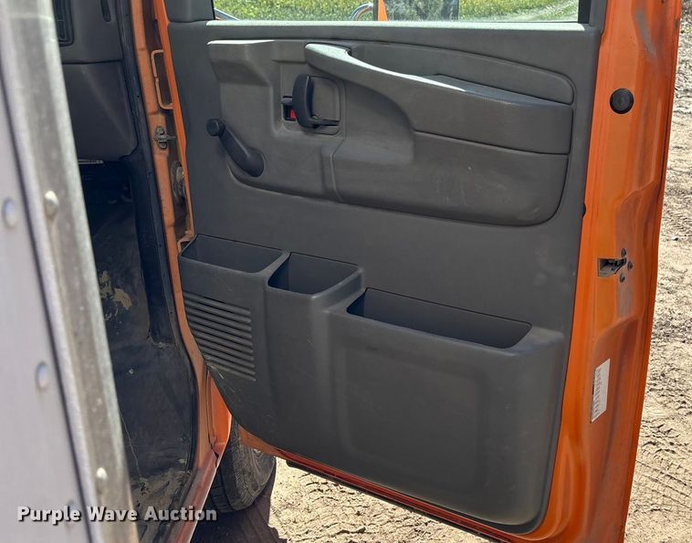 image for item EE4124 2006 GMC Savana box van