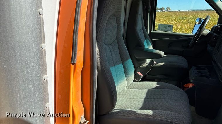 image for item EE4124 2006 GMC Savana box van