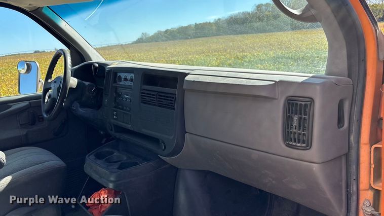 image for item EE4124 2006 GMC Savana box van