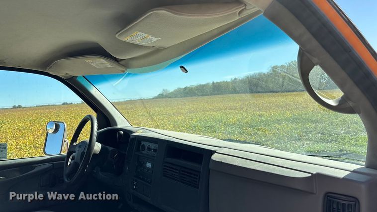 image for item EE4124 2006 GMC Savana box van