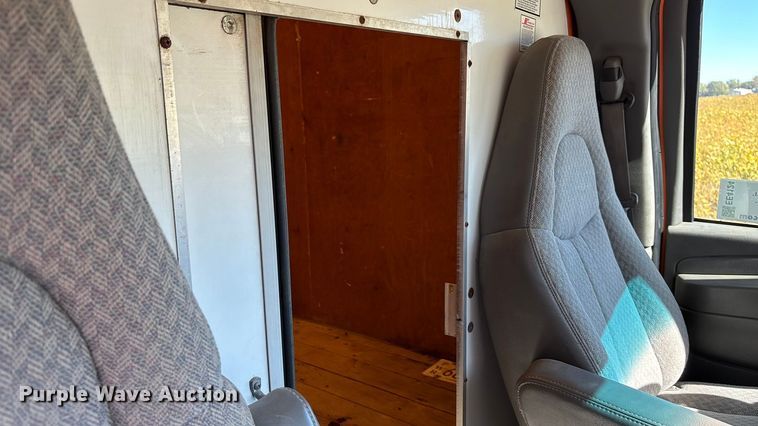 image for item EE4124 2006 GMC Savana box van