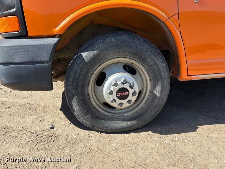 image for item EE4124 2006 GMC Savana box van