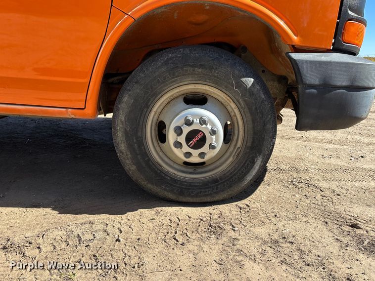 image for item EE4124 2006 GMC Savana box van