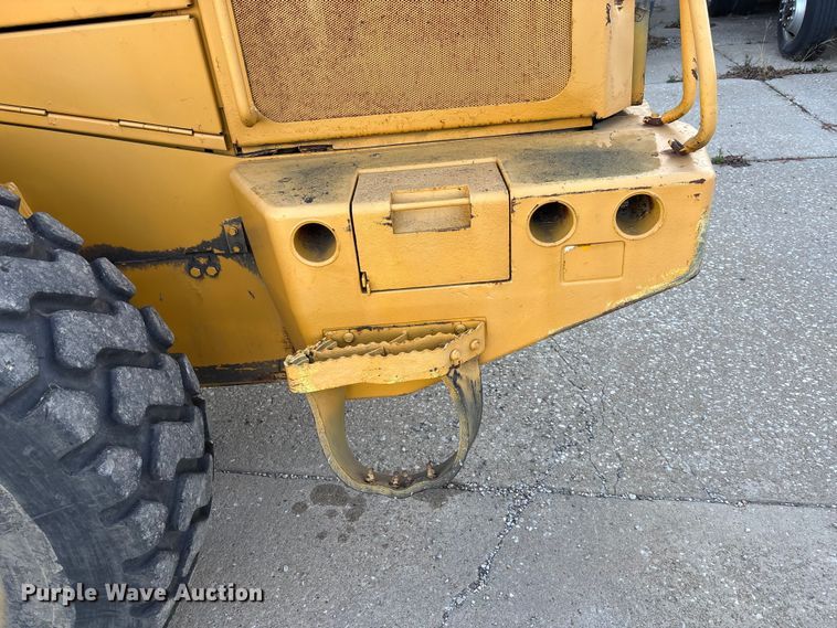 image for item EE4216 2005 John Deere 444J wheel loader