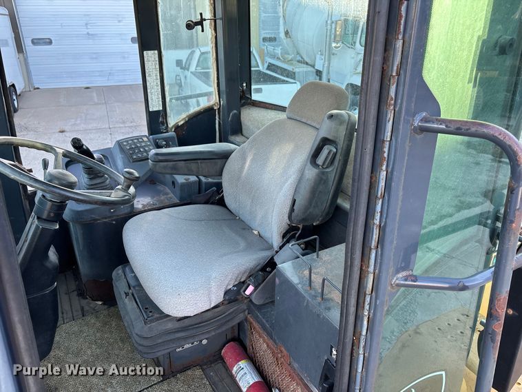 image for item EE4216 2005 John Deere 444J wheel loader