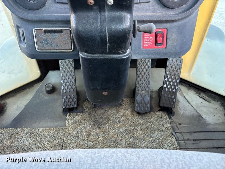 image for item EE4216 2005 John Deere 444J wheel loader