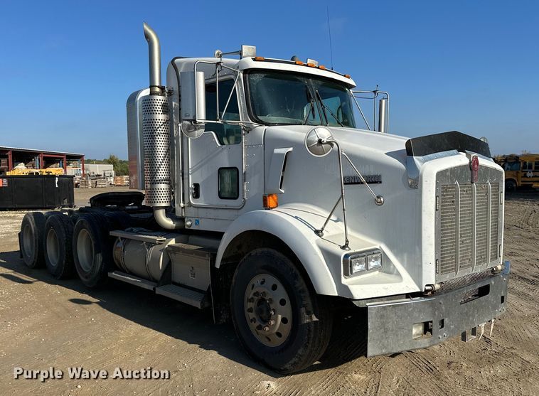 image for item EE4327 2007 Kenworth T800 semi truck