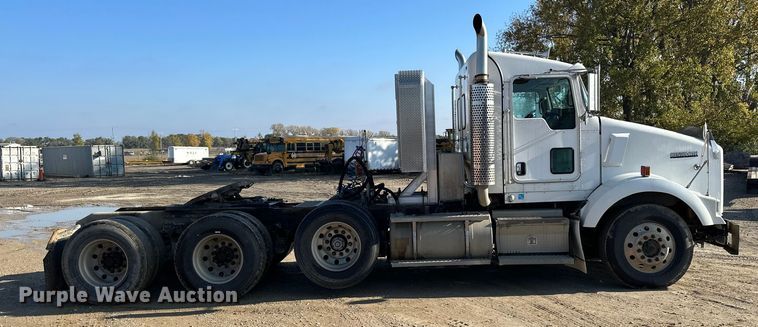 image for item EE4327 2007 Kenworth T800 semi truck
