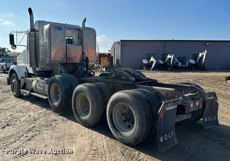 image for item EE4327 2007 Kenworth T800 semi truck