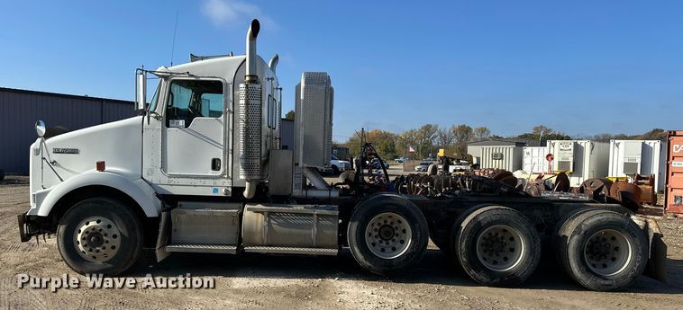 image for item EE4327 2007 Kenworth T800 semi truck