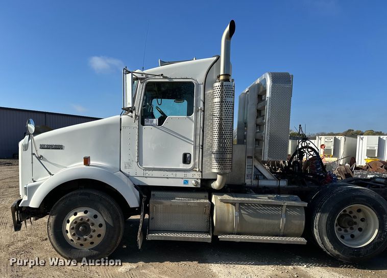 image for item EE4327 2007 Kenworth T800 semi truck