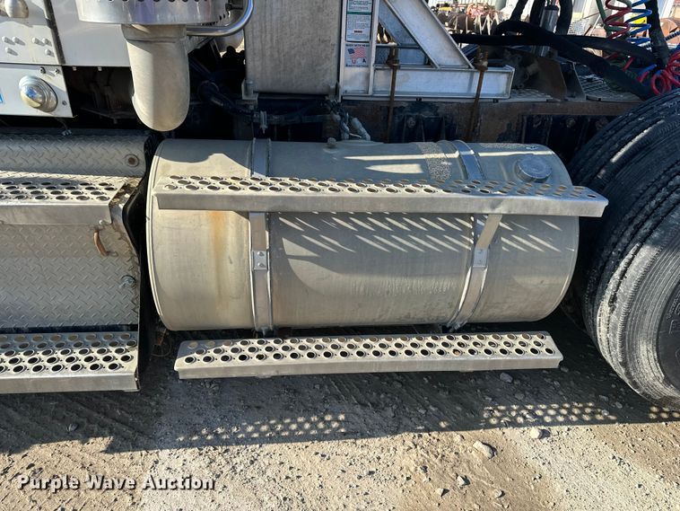 image for item EE4327 2007 Kenworth T800 semi truck