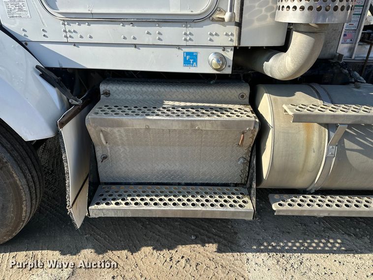 image for item EE4327 2007 Kenworth T800 semi truck
