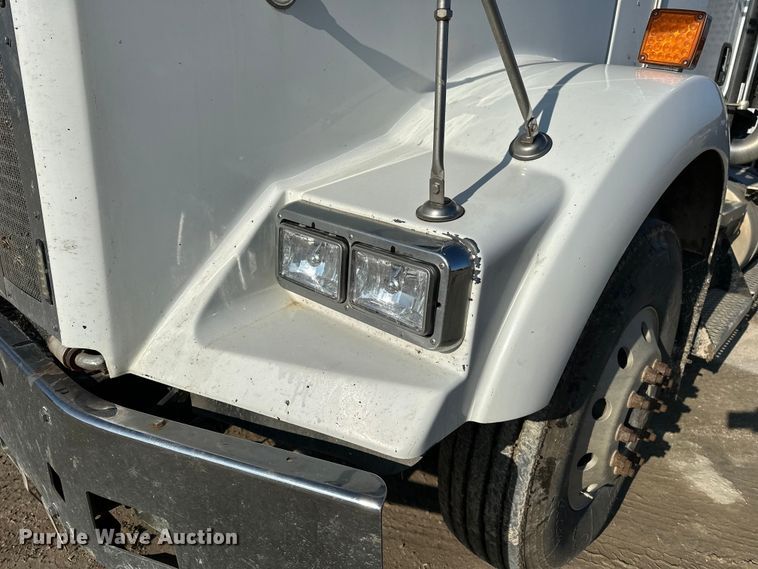 image for item EE4327 2007 Kenworth T800 semi truck