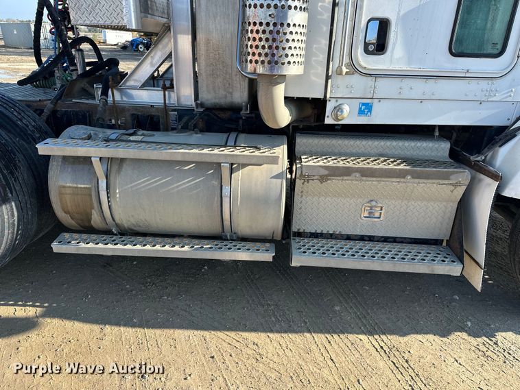 image for item EE4327 2007 Kenworth T800 semi truck