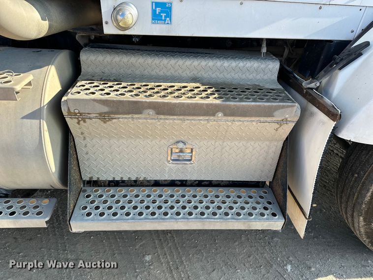 image for item EE4327 2007 Kenworth T800 semi truck