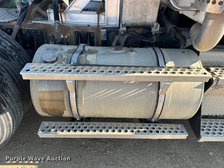 image for item EE4327 2007 Kenworth T800 semi truck