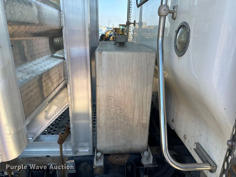 image for item EE4327 2007 Kenworth T800 semi truck