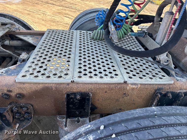 image for item EE4327 2007 Kenworth T800 semi truck