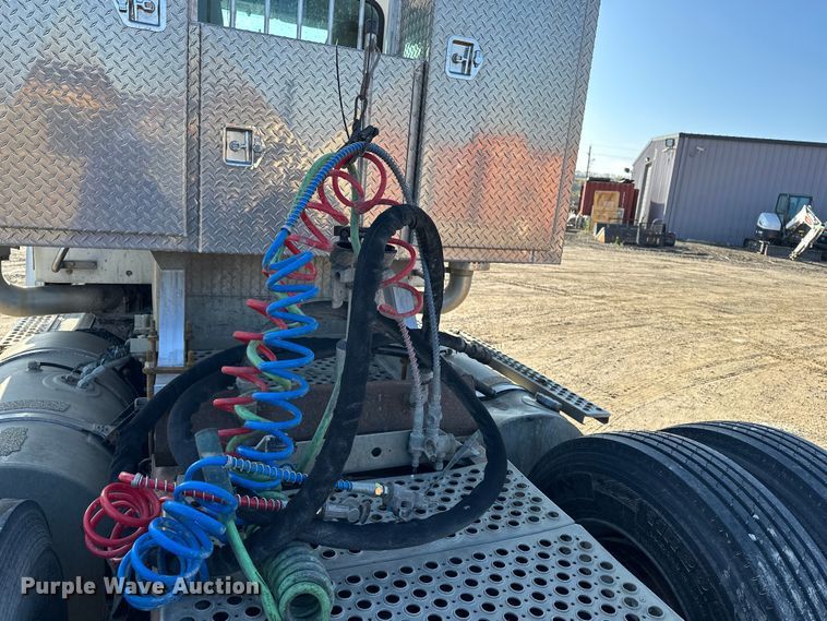 image for item EE4327 2007 Kenworth T800 semi truck